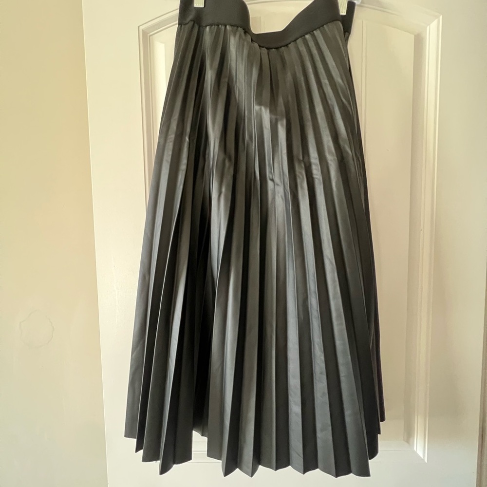 Pleated Skirt Black Size 8-10 Medium elegant, full length good condition.